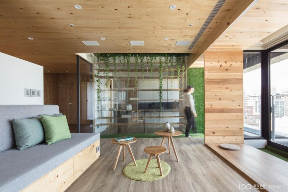 天昱設計公司使用綠蘿、常春藤、綠珠草等垂掛式室內植物的擺設案例