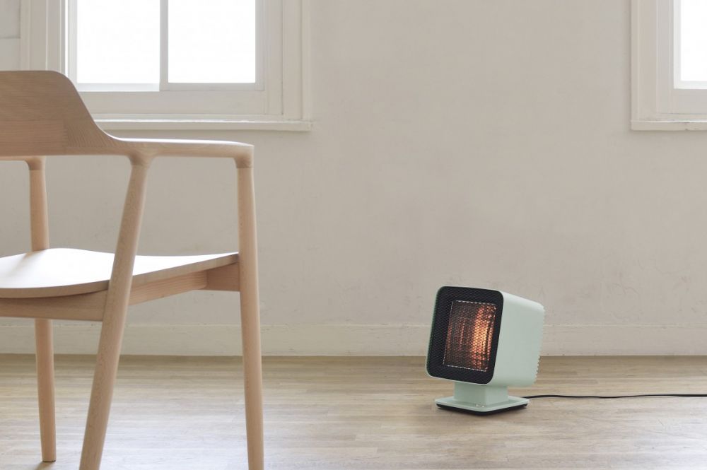 ▲正負零±0 XHS-Z310 石英管反射式電暖器,簡約復古懷舊設計,防護網內高校能反射面能全面集中熱能,並能左右自動擺頭及手動調整仰角,使熱能傳遞範圍更寬廣。圖片由±0群光電子股份有限公司提供。