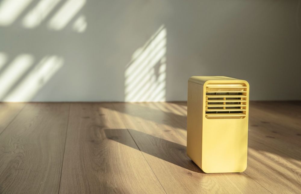 ▲正負零±0 迷你陶瓷電暖器XHH-Y120,美觀外型,擺著就像裝飾品,能手動調節扇葉角度,體積輕巧僅1.2公斤,5秒快速暖房,適合在個人小空間使用。圖片由±0群光電子股份有限公司提供。