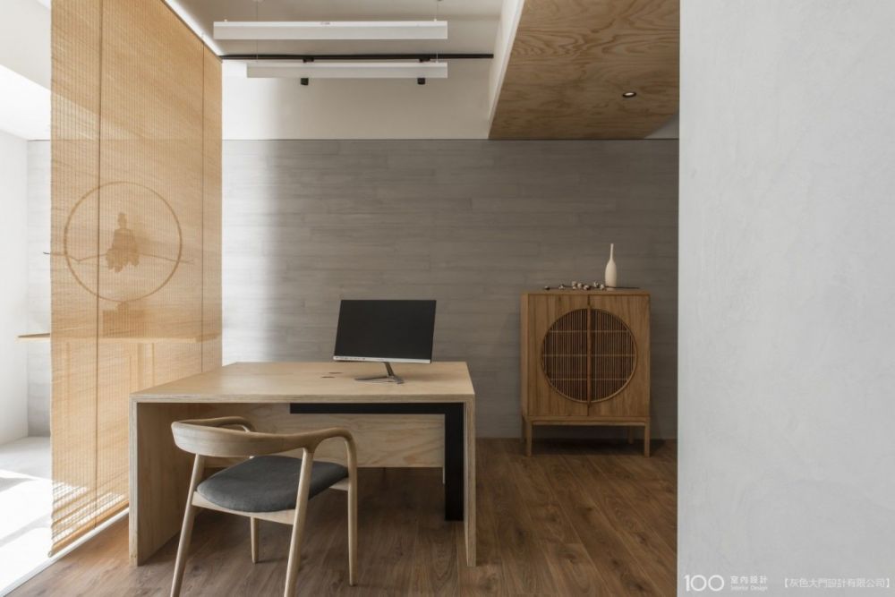 灰色大門設計公司的木地板書房設計作品
