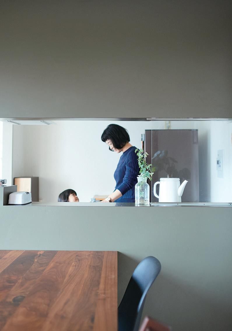 ▲善用格局,讓家人坐在餐廳也能看到Maki 在廚房做菜的模樣。孩子有任何需求,Maki 都能立刻處理。(圖片由采實文化提供)