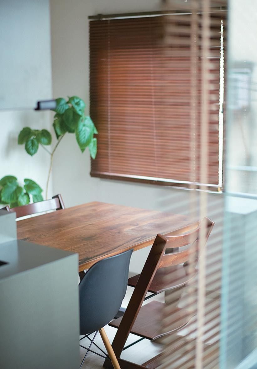 ▲從客廳往餐廳看的模樣。卡其色廚房吧檯與黑色、褐色的家具十分相襯,營造現代摩登的室內風格。(圖片由采實文化提供)