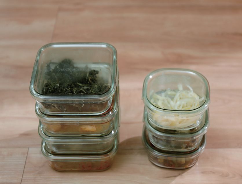 ▲沒吃完的食物以容器分裝，並盡快吃完以免變質。(圖片由采實文化提供。)