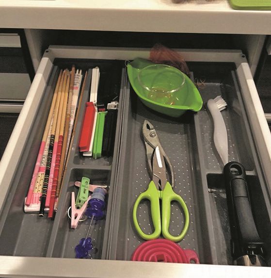 ▲這樣不行! 直接使用原本系統廚具隨附的餐具收納盒。由於收納格與餐具尺寸不合，只能隨意擺放。