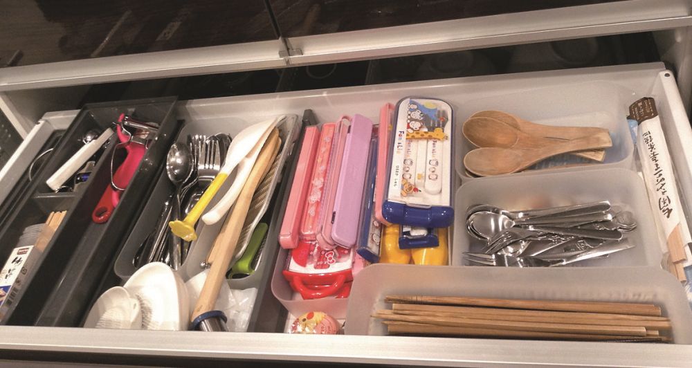 ▲這樣不行! 為了將所有東西收進去，縱向、橫向隨意擺放餐具收納盒，到最後反而變得不易取用。