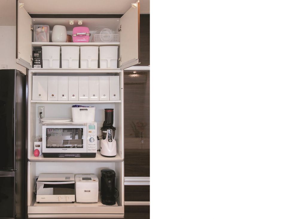 ▲嚴選顏色和設計感，讓收納變「展示」。擺放在開放式櫥櫃裡的家電，若能統一色調和設計感，瞬間就能變身成整齊俐落的「展示」收納。
