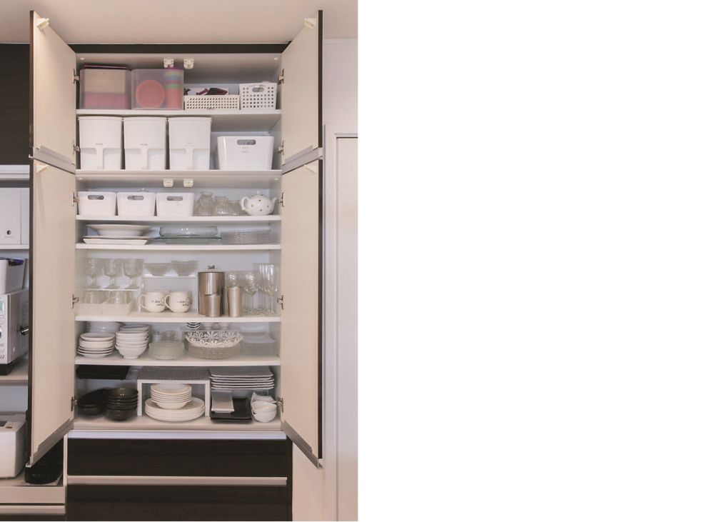 ▲同種類的餐具縱向往深處排列。餐盒、玻璃製品、餐具等依種類分別往深處排列，看得一清二楚又整齊美麗。