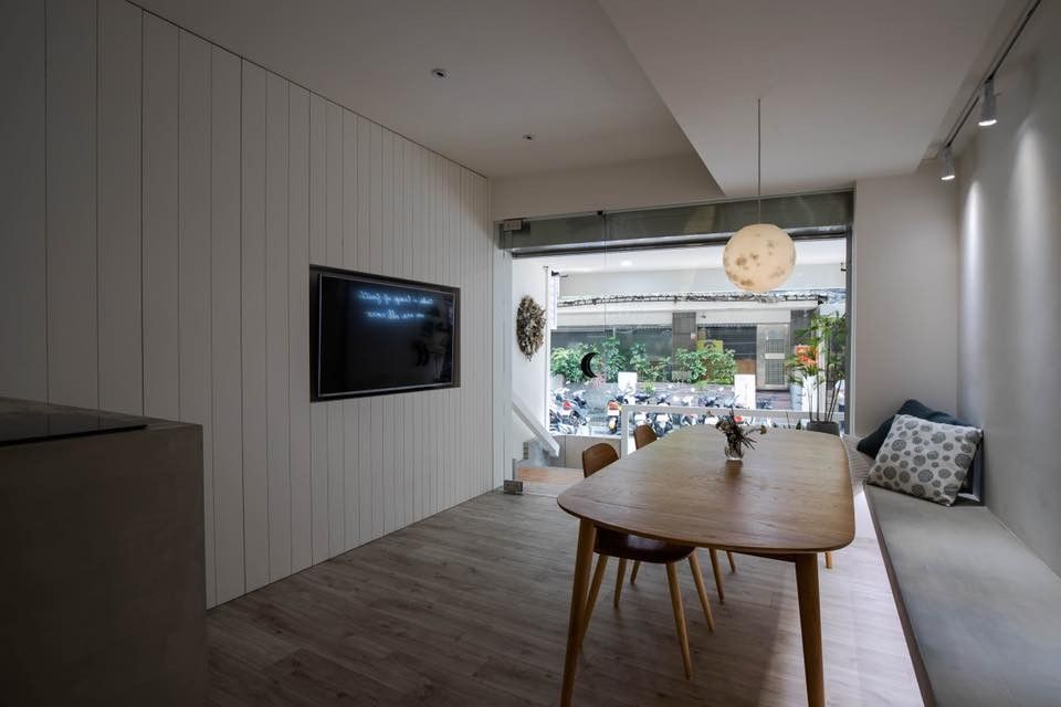 ▲雖然空間不大,但工作室擁有很多友善動物的設計,如能鑽進鑽出的小門、耐磨地板等,設計師LEA 表示能搬移的活動式家具,能在不用時讓出空間給寵物們活動,是最貼心的設計之一。