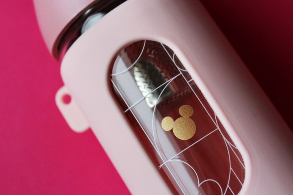 ▲18-8不鏽鋼濾網的孔洞擁有獨特的山形設計，在茶湯掩映下，彷彿在雲霧間的山嵐與水色，充滿詩意。