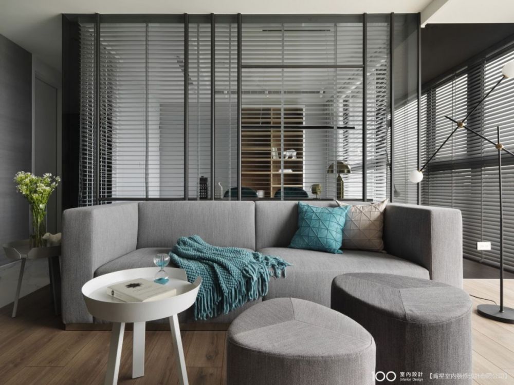 ▲沙發旁的邊桌不但不搶戲,還多了實用性。圖片由肯星室內設計提供,看看這個作品其他部分