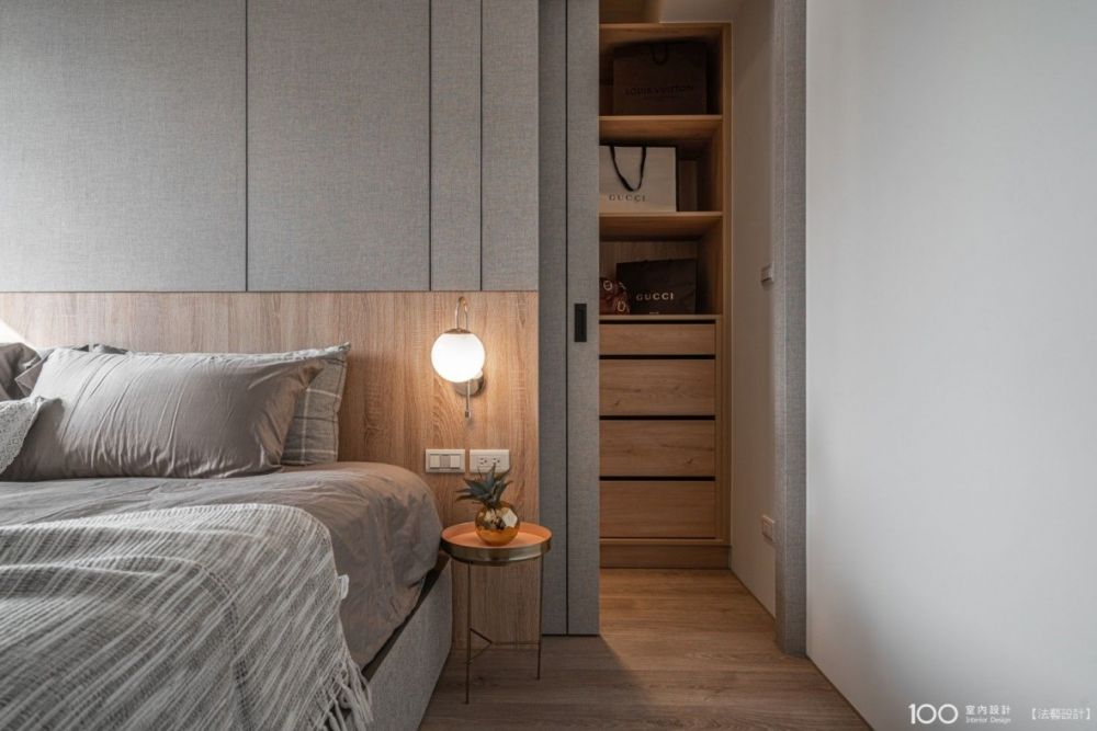 ▲細鐵件設計的邊桌將桌面極致縮小,卻又不失實質機能。圖片由法藝設計提供,看看這個作品其他部分