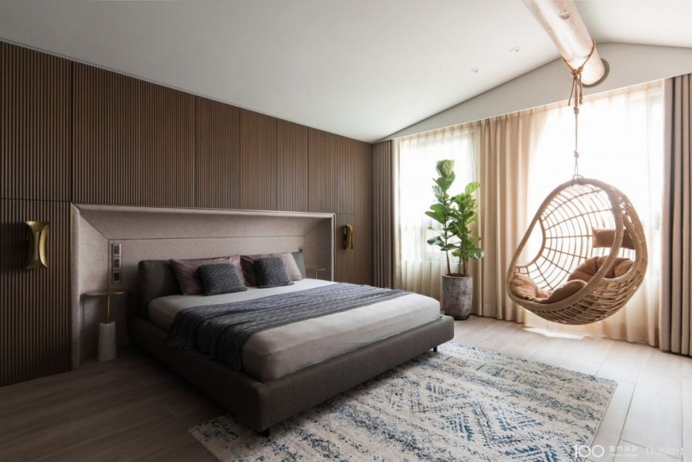 ▲左右成對的薄型小邊桌讓空間更有整體感。圖片由執見設計提供,看看這個作品其他部分