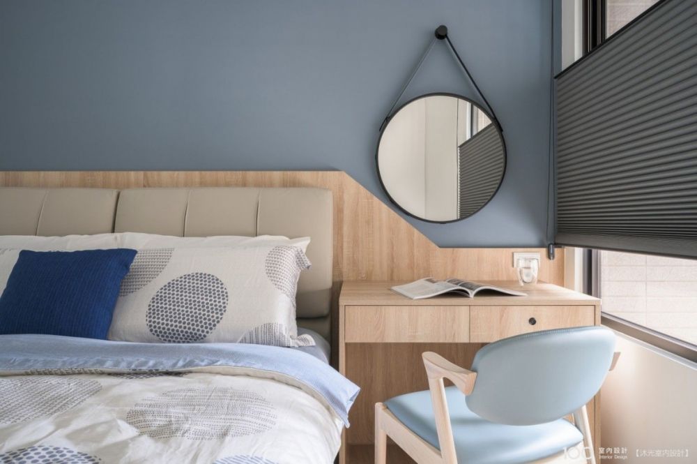 ▲固定式的床邊邊桌能依據走道寬度打造適合大小的桌面。圖片由沐光室內設計提供,看看這個作品其他部分