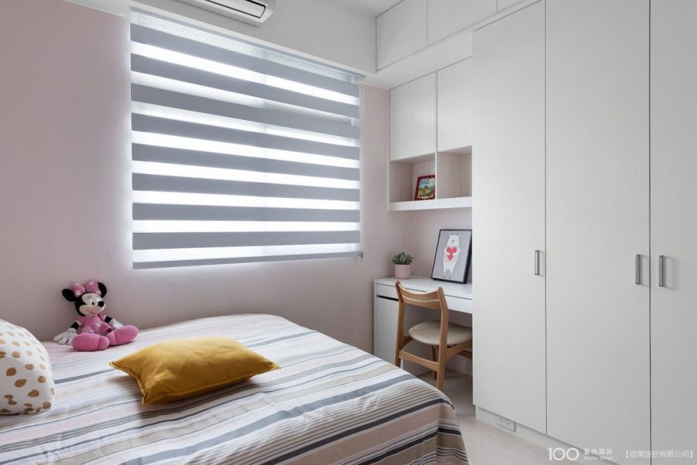 ▲沿著牆面設計,既是邊桌也是量身打造的化妝檯。圖片由倍果設計提供,看看這個作品其他部分