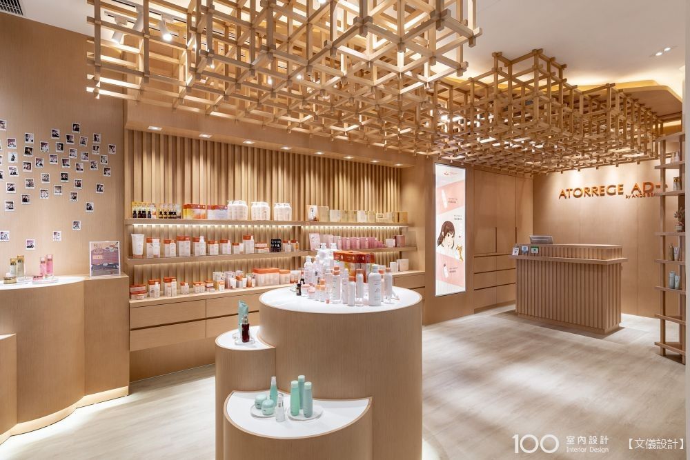 活用Tips:日系美妝品牌於香港的新店面,文儀設計將傳統簡樸的木隔柵做了幾何變化堆疊出不同的視覺體驗,既是展現清爽的品牌價值,又營造出香港的活力。