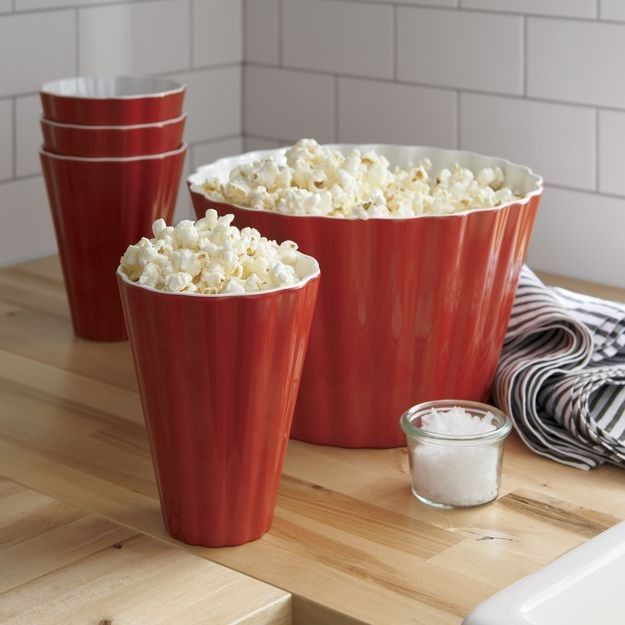 Crate&Barrel Scalloped 爆米花桶,圖片由Crate&Barrel提供