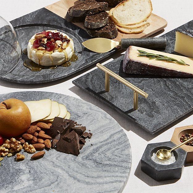 Crate&Barrel Hayes 大理石把手餐板,圖片由Crate&Barrel提供