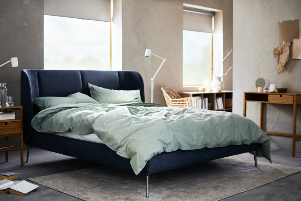 圖說六：TUFJORD軟墊式床框能提升休憩空間溫馨感，床下可做為寢具收納空間，可調式的床側板方便你依照偏好的床墊厚度做調整。.jpg