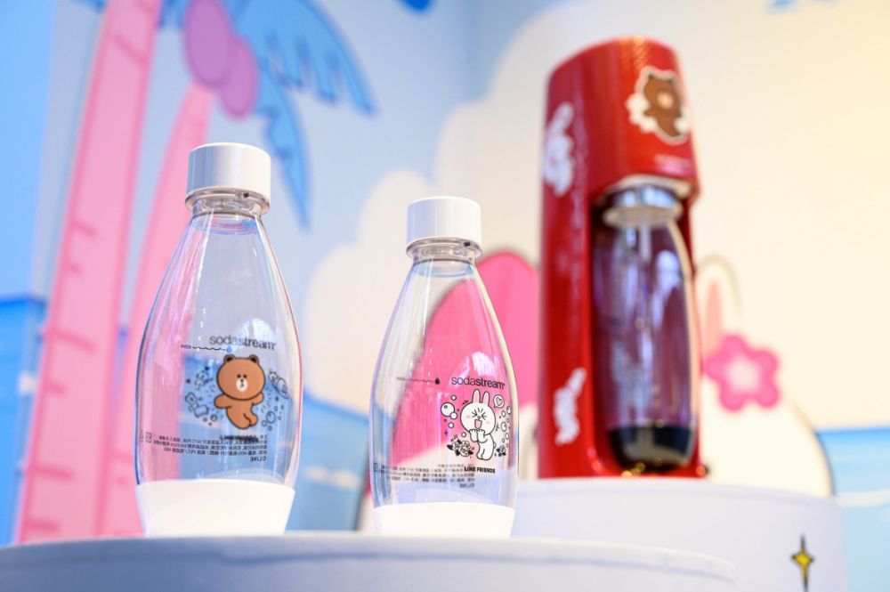 圖5_熊大、兔兔來了！sodastream經典Spirit氣泡水機，搭配BROWN & FRIENDS貼紙組，隨心所欲打造時尚又可愛的氣泡水機。 售價4500元.jpg