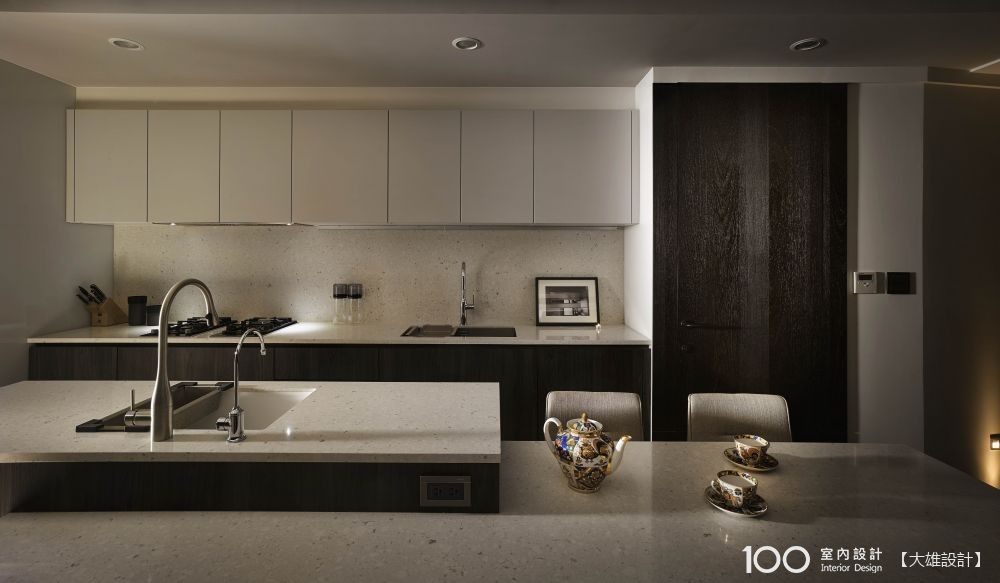 ▲廚房吊櫃只要照使用者習慣與身高做規劃,就能避免因取物不順而造成收納黑洞。圖片由大雄設計提供,看看這個作品的其它部分。