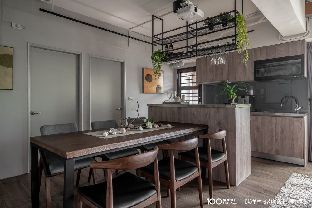 ▲除了吊櫃外,好拿好取物的吊架、層架也是不錯的收納選擇。圖片由坊華室內裝修設計有限公司提供,看看這個作品的其它部分。