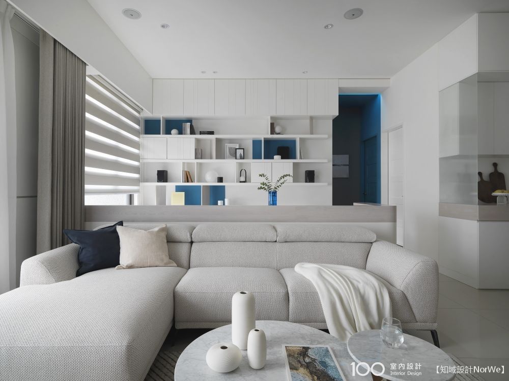 ▲整面牆的收納櫃可以用開放式層架與封閉式櫃門交互搭配,就能減低視覺的壓迫感。圖片由森叄設計提供,看看這個作品的其它部分。
