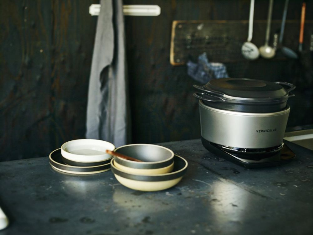 ▲VERMICULAR IH電子鑄鐵鍋 NT$29,500，有飛魚銀、松露黑、海鹽白三色。圖片由恆隆行提供。