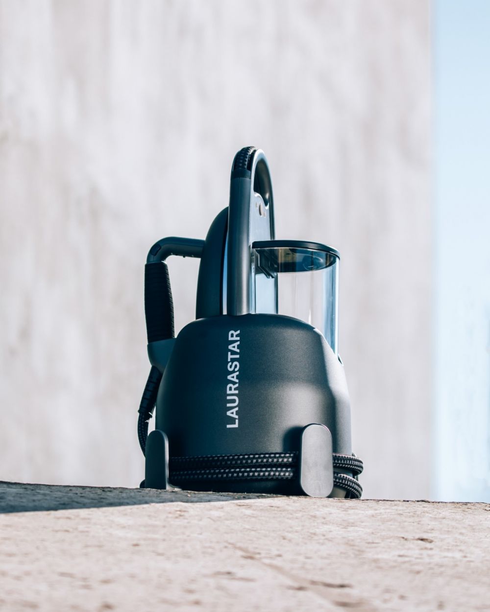 ▲LAURASTAR Lift Xtra高壓蒸氣熨斗 NT$37,700，可熨燙及掛燙，具備高壓乾式蒸氣，能有效淨化衣物，還能自動溫控，不需手動調整溫度。圖片由恆隆行提供。