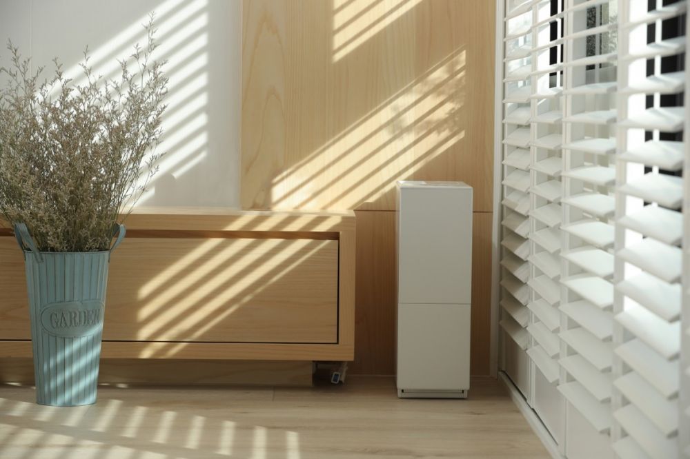 ▲±0 XQJ-C010除濕機NT$8,990,纖薄美觀的外型能與生活空間完美結合搭配綠節能設計,除濕八小時僅耗電1.38度。圖片由±0正負零提供。