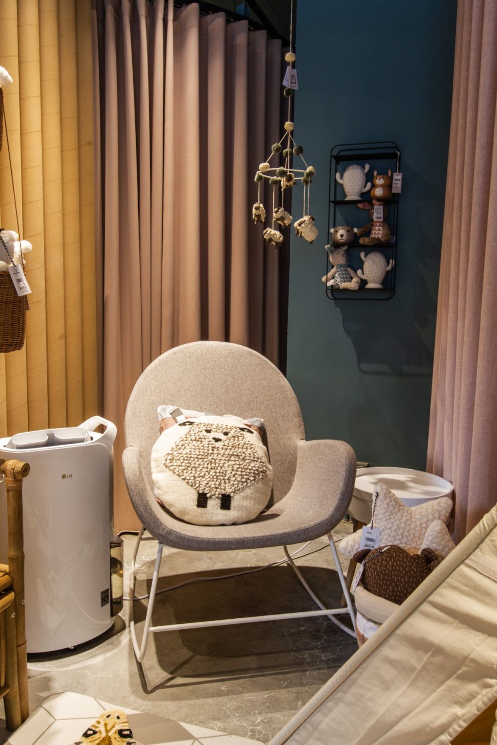 ▲LG 一級節能 PuriCare™ WiFi 變頻除濕機NT$19,900,運作時超靜音,能隨濕度變化自動調整除濕力,使用更省能源。圖片由瑪黑居家選物提供。