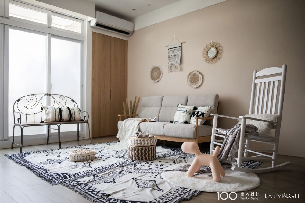 不用拆牆重作！沙發背牆零失誤輕佈置