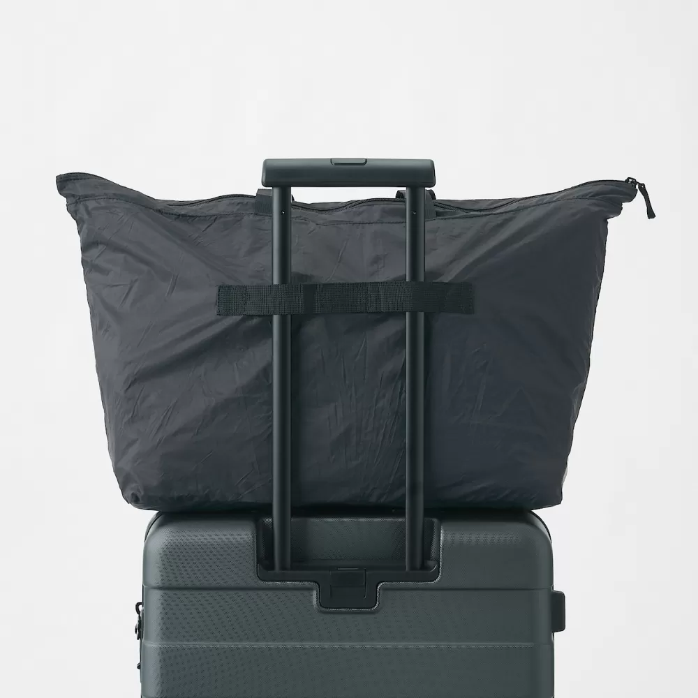 ▲潑水加工再生尼龍托特包,1,100-1,290元。