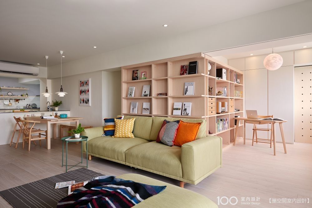 木質沙發背牆美型運用術！打造客廳典雅端景就靠它