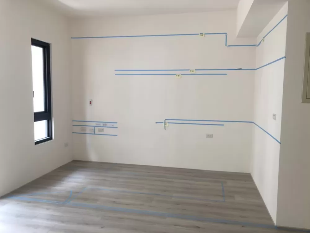 ▲規劃要做的櫃體都會用膠帶訂出位置