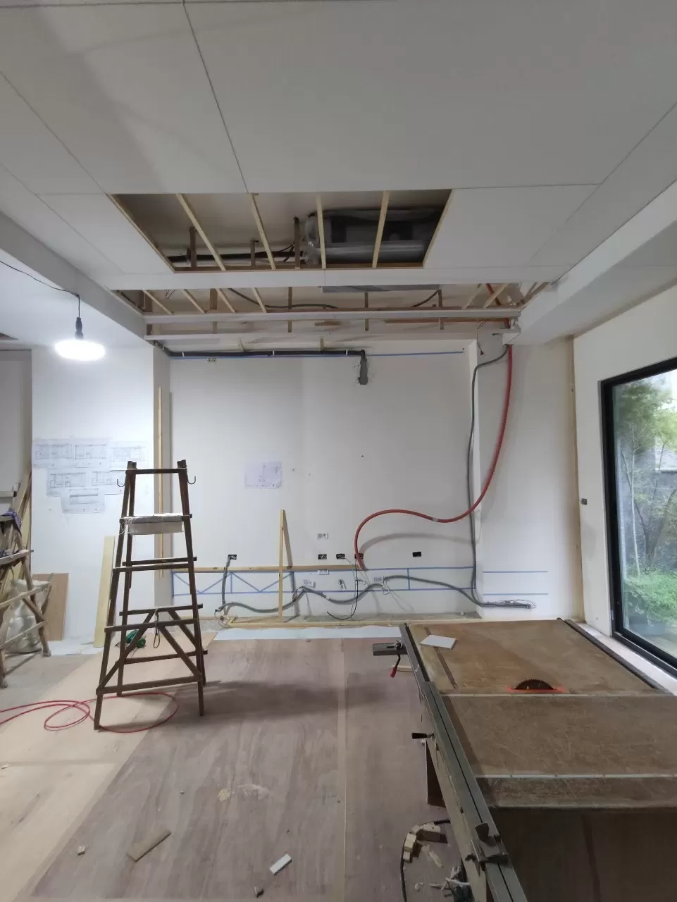 ▲天花崁入管線、大型機體的施工實況