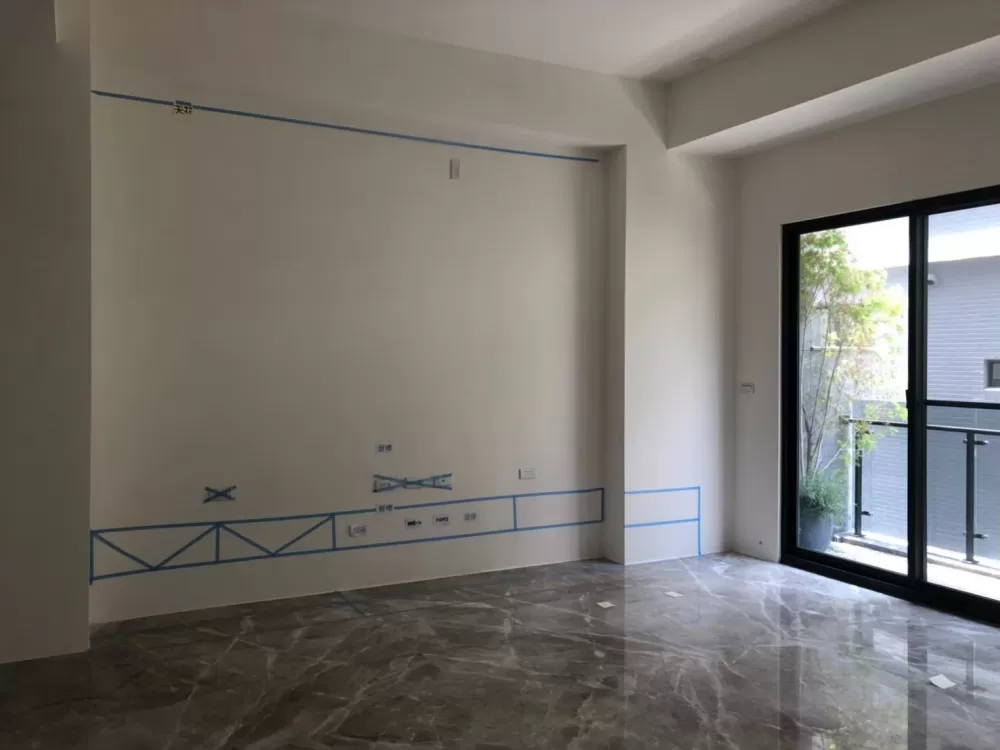 ▲需要移位的插座,也會透過膠帶來溝通(笑)