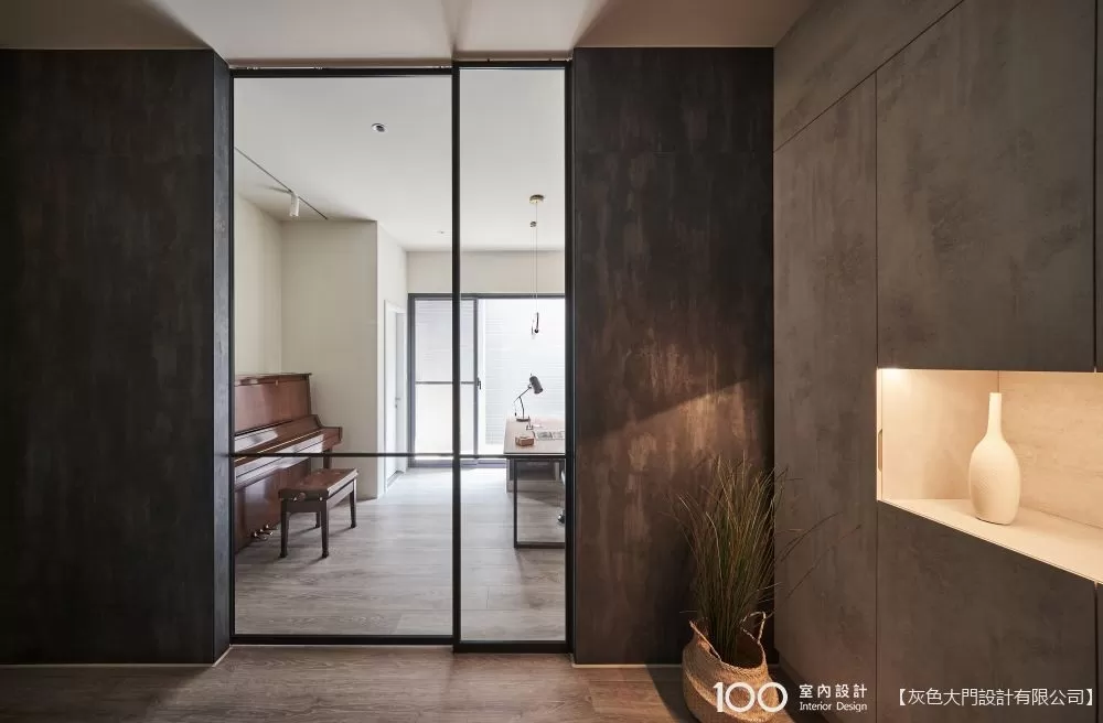 ▲一樓玄關是用進口系統板,並不是塗料;地板是PERGO超耐磨地板