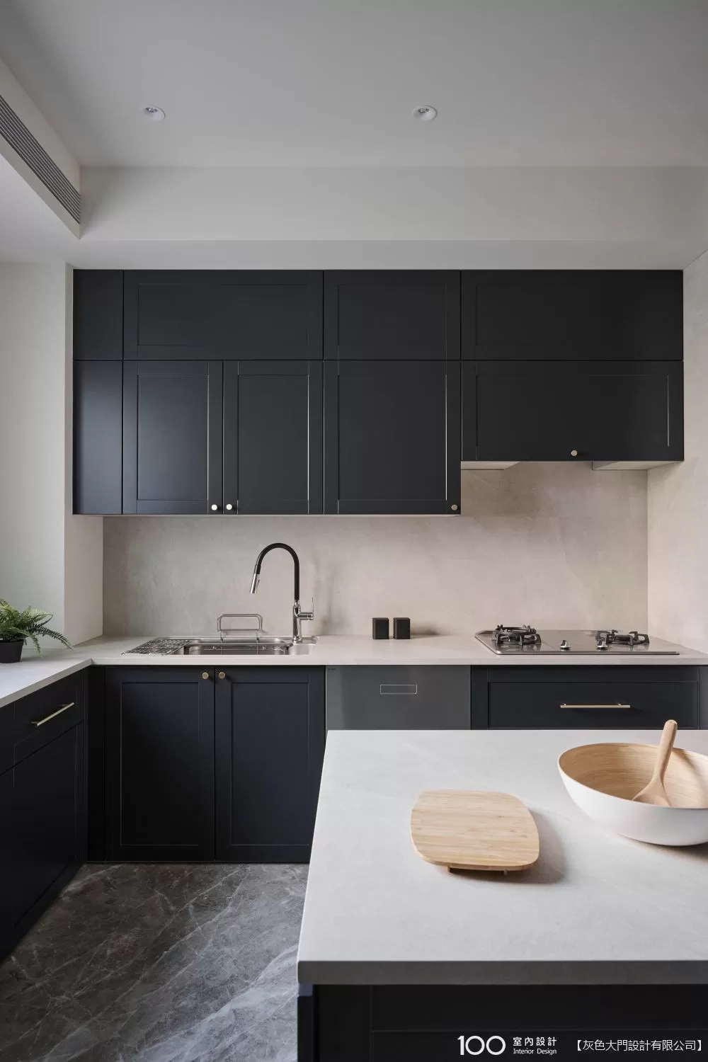 ▲檯面和防濺牆都使用了大板磚,設計師說這種材質因為高溫窯燒,所以耐高溫且不吃色,且磚面大不會有那麼多分割線較好清理。