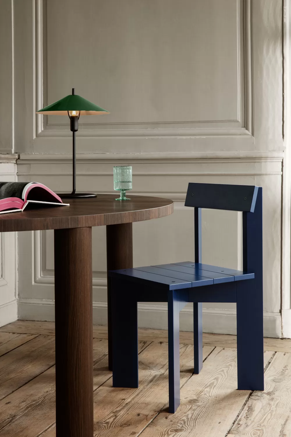 ▲優美無比的 Post Dining Table 「苗條圓桌」 ,透過繁複且難度極高的鑲嵌工藝打造,以最乾淨、簡潔的線條,勾勒出原始、自然的輪廓。