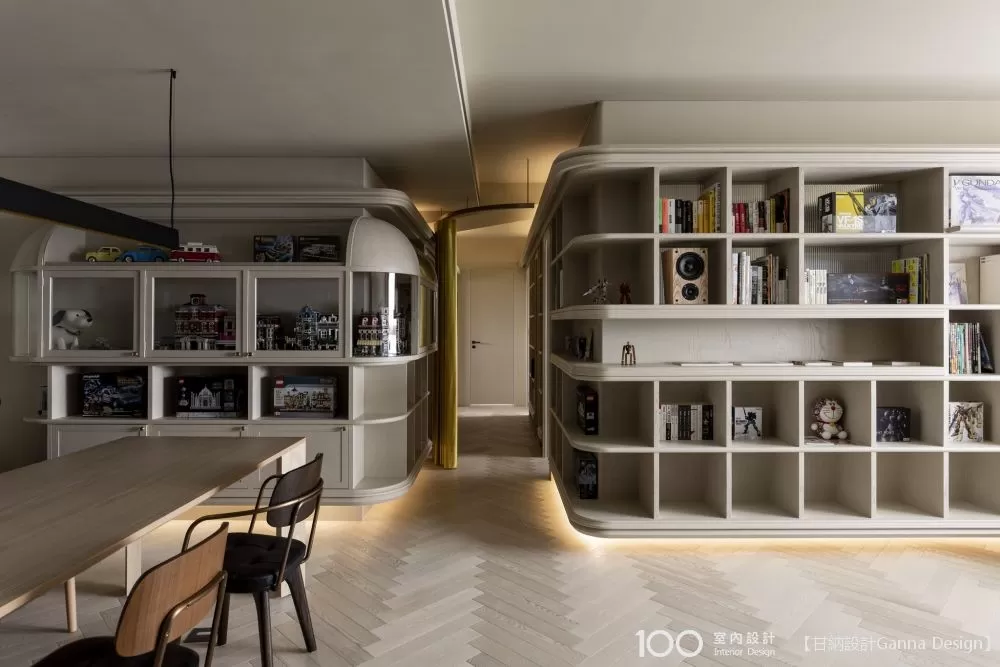 ▲在開放式層架中使用玻璃門片，能防止灰塵堆積又兼顧展示機能！圖片由甘納設計 Ganna Design提供，看看這個作品的其他部分。