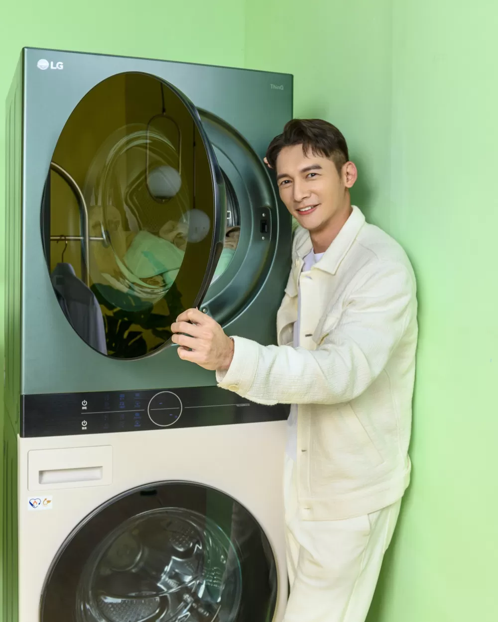 LG WashTower™ AI智控洗乾衣機｜Objet Collection，一體設計搭載流行色調、讓家電升格為高級室內裝潢的一部份。建議售價NT$129,000。