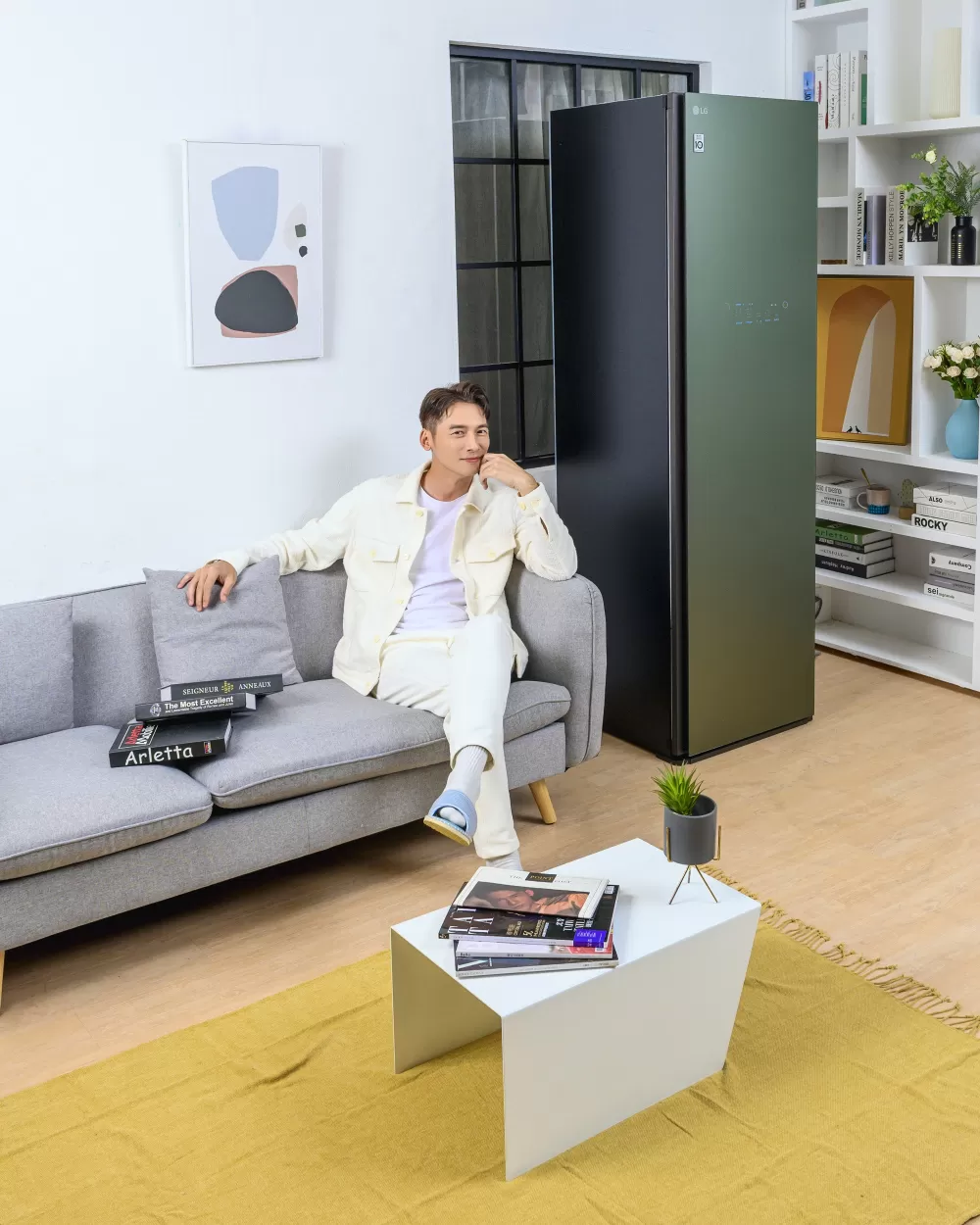 難以清潔的珍貴衣物或不會常洗的外出服，使用LG Styler蒸氣電子衣櫥｜Objet Collection就能在家中迅速、輕鬆有效率地完成清潔護理。建議售價NT$79,900。