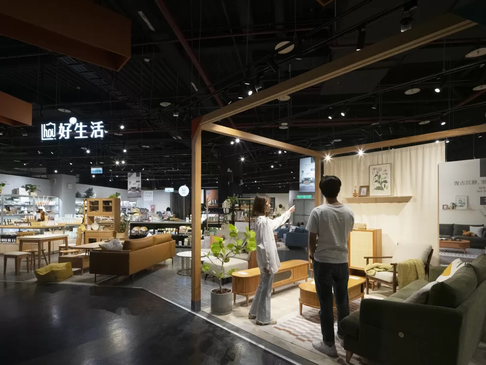 在hoi! 好好生活內湖店中,一對年輕情侶正在找尋居家佈置靈感。