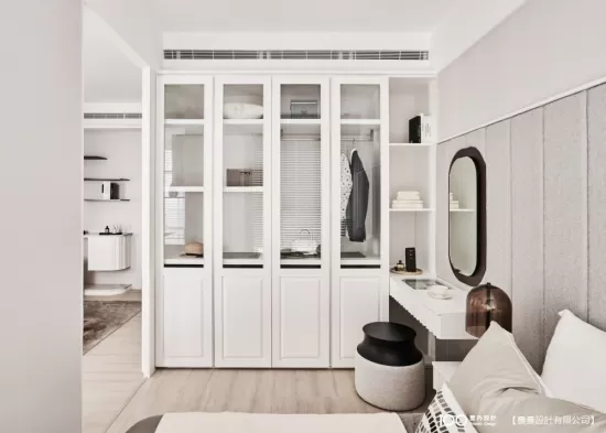 衣櫃結合化妝台，小房間坪效大翻倍