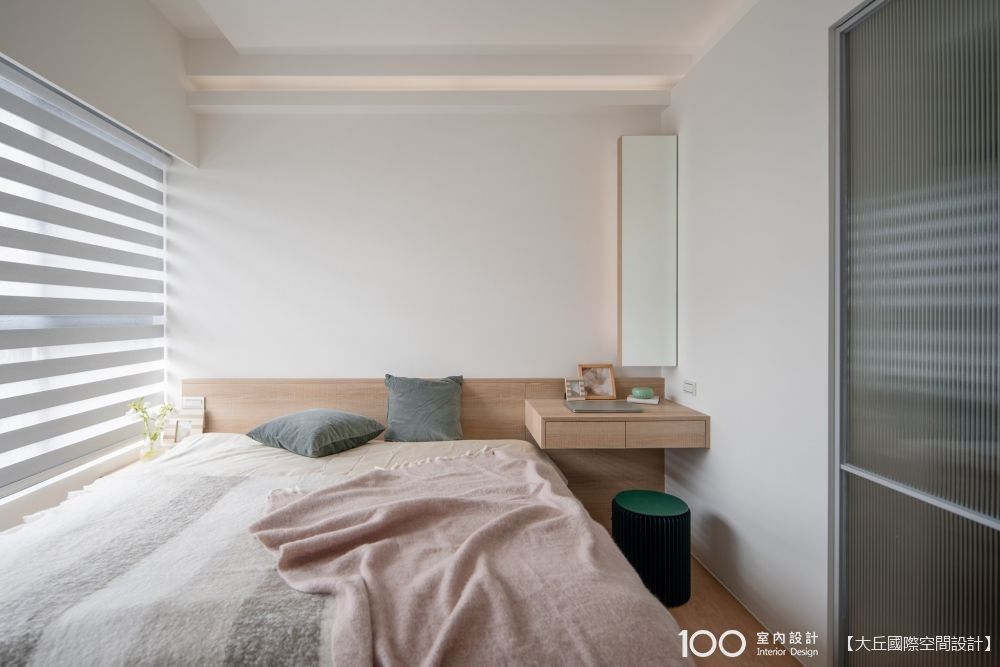 ▲樑下空間恰巧能規劃專屬女主人的梳妝台及置放美妝保養品的鏡櫃,一側埋入線燈加強照明。