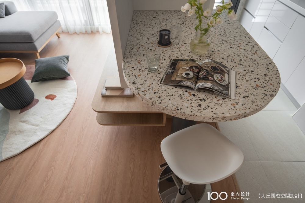 ▲由於廚具為黑白色調,設計團隊特地選用黑色桌腳、灰玻層板、黑白混合的水磨石呼應,視覺上更和諧。