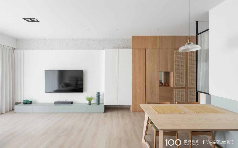 ▲不同材質及色調的櫃體區分收納機能及範圍，視覺柔和且整齊。