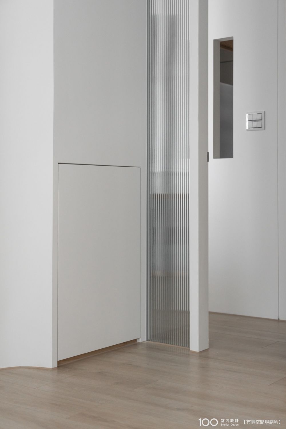 ▲沙發背牆另一側為書房的收納櫃。