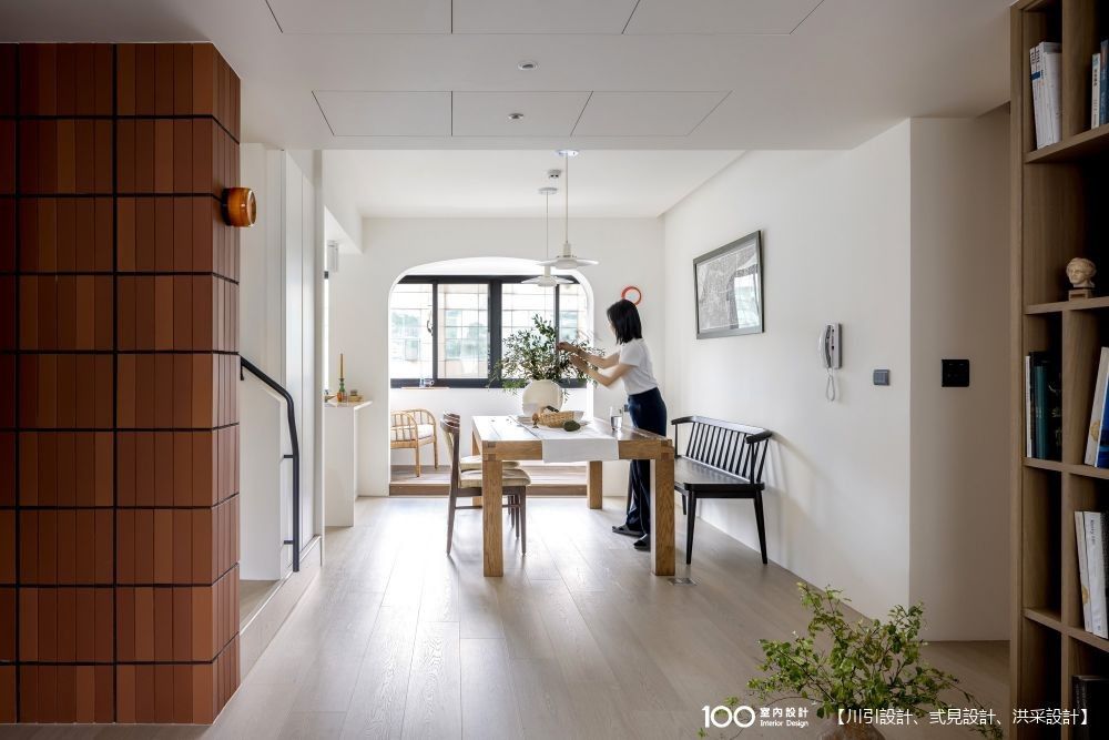 櫃子靠牆做到頂、玻璃屏風圍出更衣室,收納多又不擠!異國風美宅帶你看