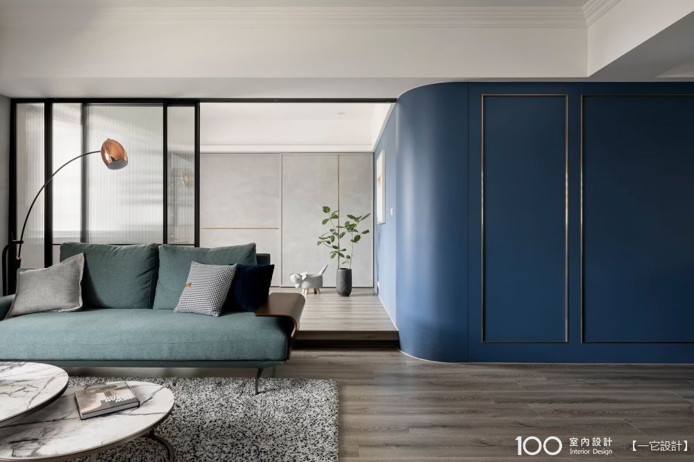 玻璃拉門取代隔間,家裡瞬間大上兩倍!30坪現代優雅居所